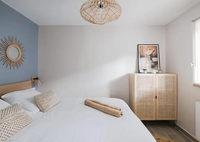 Modern With Parking Place Morny Appartement